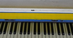 Featured image for Acoustic vs Digital Pianos The Definitive 15-Point Showdown 2025