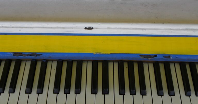 Featured image for Acoustic vs Digital Pianos The Definitive 15-Point Showdown 2025